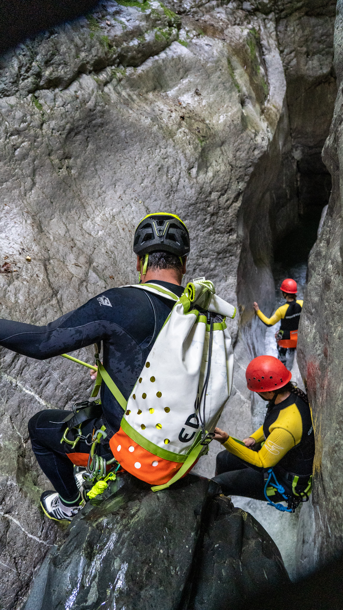 Teamwork beim Canyoning im Allgäu